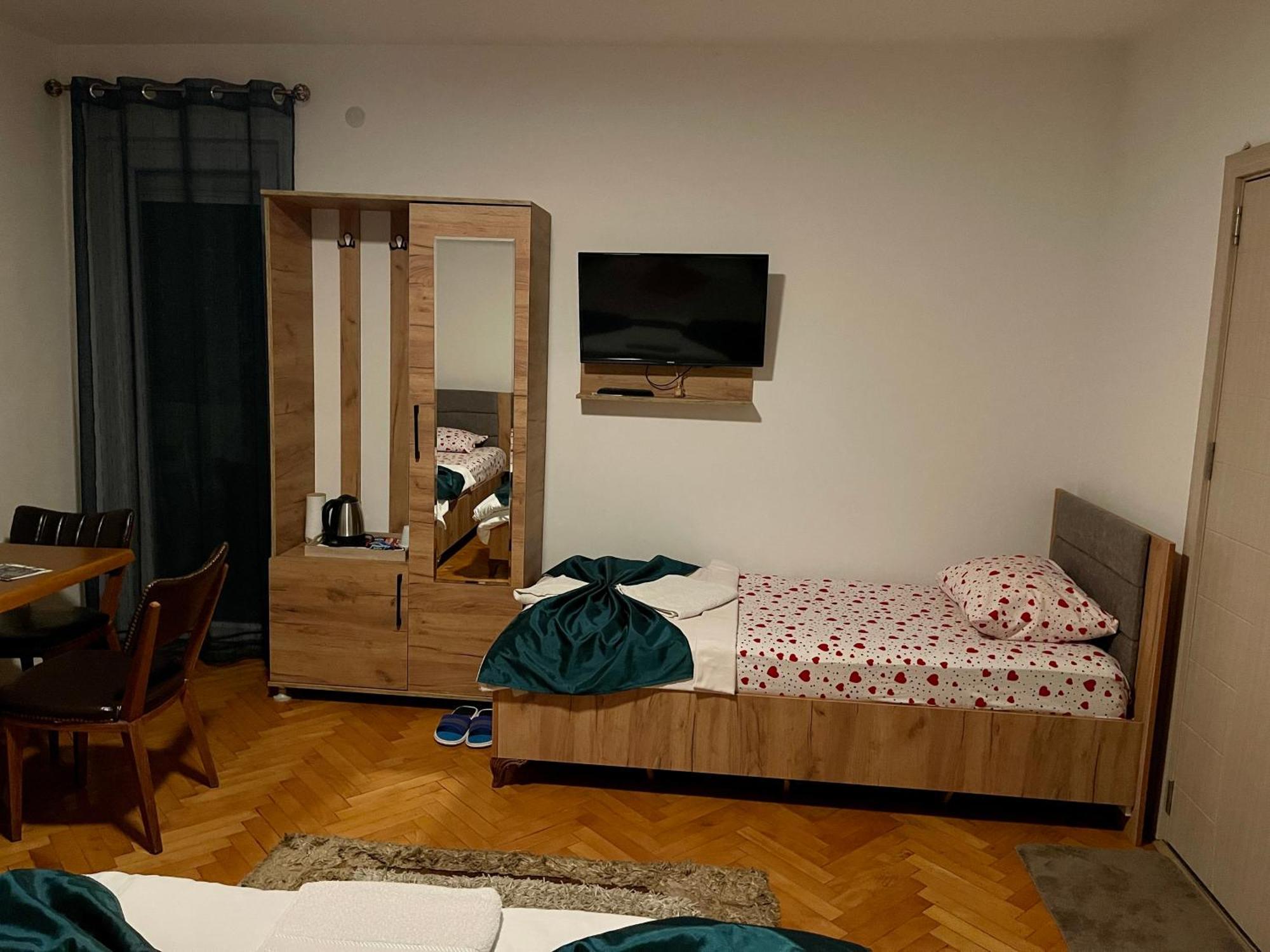 Madigan'S Hotel Kosovo Polje Екстер'єр фото