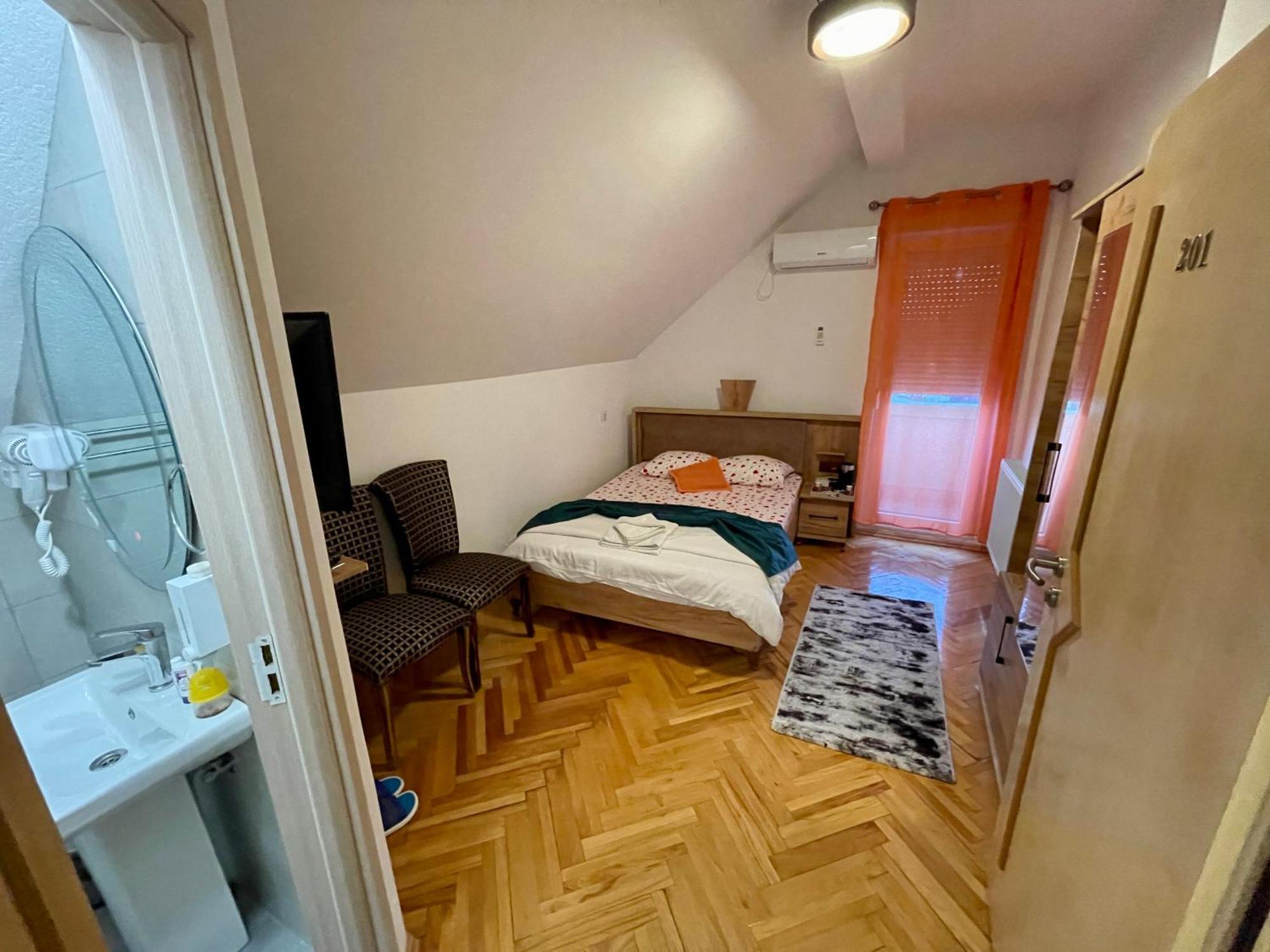 Madigan'S Hotel Kosovo Polje Екстер'єр фото