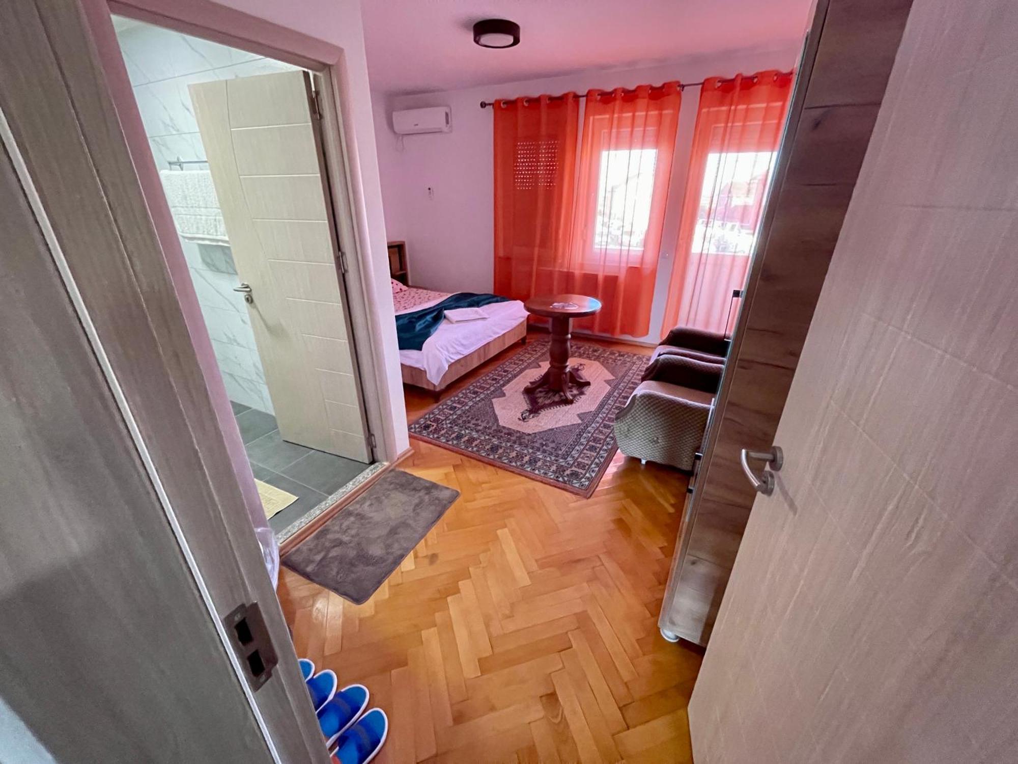 Madigan'S Hotel Kosovo Polje Екстер'єр фото
